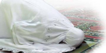 Indahnya Bersujud di Atas Sajadah Panjang