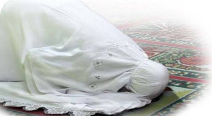 Indahnya Bersujud di Atas Sajadah Panjang