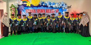 Tangis Haru Warnai Wisuda MI Muhammadiyah IV Ulum Islamiyah Karangsari Tuban