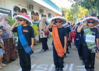 Meriah! Madrasah Ibtidaiyah Muhammadiyah 3 Kreatif Panyuran Gelar Lomba Gerak Jalan Humor
