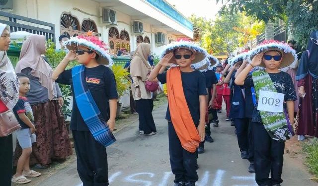 Meriah! Madrasah Ibtidaiyah Muhammadiyah 3 Kreatif Panyuran Gelar Lomba Gerak Jalan Humor
