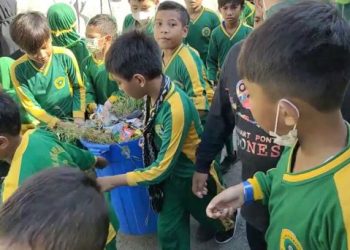 SD Muhammadiyah 2 Kupang Adakan Aksi Bersih-bersih Lingkungan Sekolah