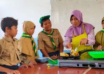 Siswa SD Muhammadiyah 2 Palang Belajar Membuat Kebab