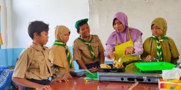Siswa SD Muhammadiyah 2 Palang Belajar Membuat Kebab