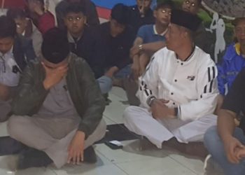 Sambil Menangis Sesenggukan, Muhadjir Minta Aremania Menahan Diri