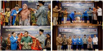 Simbol Persaudaraan dan Sinergitas, Rektor UMSU Selempangkan Ulos kepada Perwakilan PTMA