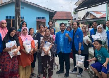 Jum’at Berkah, KOPERMASU Salurkan Ratusan Maakanan dan Beras kepada Masarakat di Sekitaran UMSU