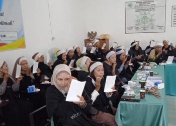 Ibu-Ibu ‘Asiyiyah Tegal Asah Kemampuan Merias Melalui “Beauty Class”