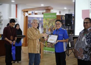 Rektor UMSU Serahkan Royalti kepada 130 Penulis UMSU Pres