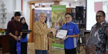 Rektor UMSU Serahkan Royalti kepada 130 Penulis UMSU Pres