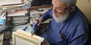 Lelaki Tua ini Reparasi Al-Qur’an yang Rusak Secara Sukarela