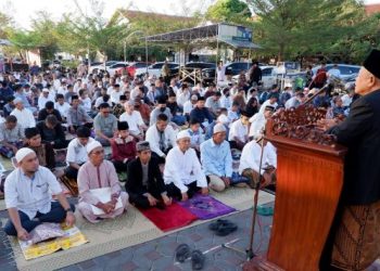 Ketua PDM Surakarta KH. Anwar Sholeh Jadi Khatib Salat Iduladha di Taman Parkir Kottabarat