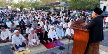 Ketua PDM Surakarta KH. Anwar Sholeh Jadi Khatib Salat Iduladha di Taman Parkir Kottabarat