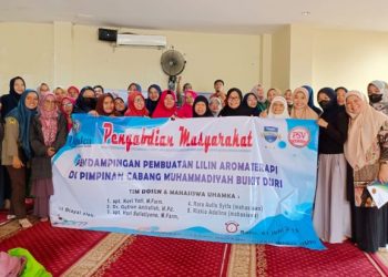 Farmasi UHAMKA Dampingi Pembuatan Lilin Aromaterapi di PCM dan PCA Bukit Duri
