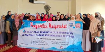 Farmasi UHAMKA Dampingi Pembuatan Lilin Aromaterapi di PCM dan PCA Bukit Duri 