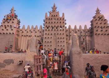 Menakjubkan! Ribuan Orang Gotong Royong Memplaster Masjid Agung Kuno Mali