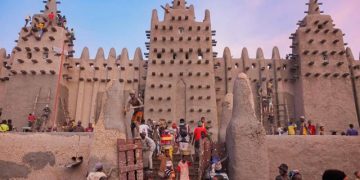 Menakjubkan! Ribuan Orang Gotong Royong Memplaster Masjid Agung Kuno Mali