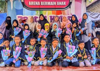 Siswa-siswi kelas 1 B MI Muhammadiyah 3 Kreatif Panyuran Adakan Acara Perpisahan dengan Wali Kelas
