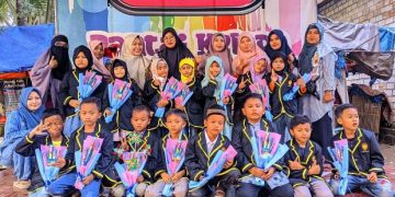 Siswa-siswi kelas 1 B MI Muhammadiyah 3 Kreatif Panyuran Adakan Acara Perpisahan dengan Wali Kelas