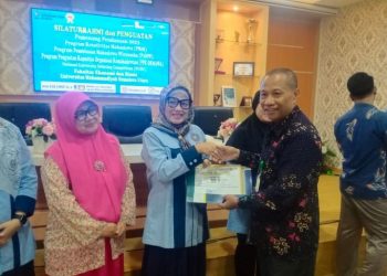 Pimpinan FEB UMSU Serahkan Penghargaan kepada 120 Mahasiswa dan Dosen Peraih Pemenang Pendanaan di Sejumlah Ajang Kompetisi Menristek Dikti