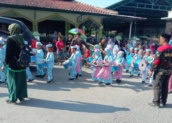 Atraksi Drum Band Cilik Sedot Perhatian Warga di Pawai Taaruf Musycab Muhammadiyah-Aisyiyah Kramat 1 Tegal