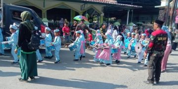 Atraksi Drum Band Cilik Sedot Perhatian Warga di Pawai Taaruf Musycab Muhammadiyah-Aisyiyah Kramat 1 Tegal