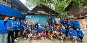 Hari Anak Nasional, Mahasiswa Hukum UMSU Berbagi Kebahagian dengan Anak-anak di Pinggiran Sungai Deli