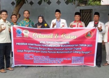 Tingkatkan Usaha Pemuda Muhammdiyah Sunggal, Fakultas Teknik UMSU Serahkan Mesin Pencacah Sampah Organik