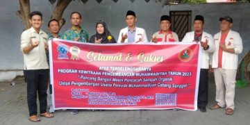 Tingkatkan Usaha Pemuda Muhammdiyah Sunggal, Fakultas Teknik UMSU Serahkan Mesin Pencacah Sampah Organik