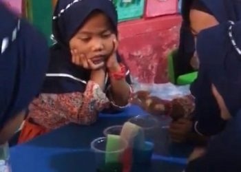 Laksanakan ‘Eksperimen Air Berjalan”, TK ABA Axuri Mamuju Perkenalkan Konsep Ilmiah kepada Anak Sejak Dini