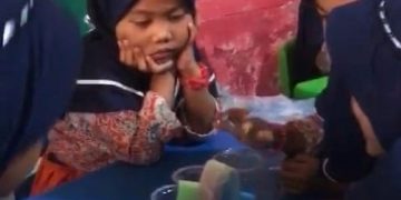 Laksanakan ‘Eksperimen Air Berjalan”, TK ABA Axuri Mamuju Perkenalkan Konsep Ilmiah kepada Anak Sejak Dini