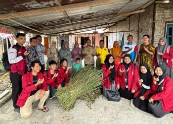 UMSU Kembangkan Potensi Desa Melalui Produk Unggulan Lidi Sawit Desa Telaga Tujuh