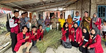 UMSU Kembangkan Potensi Desa Melalui Produk Unggulan Lidi Sawit Desa Telaga Tujuh