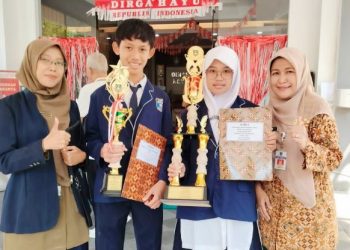 Dua Siswa SMP Muhammadiyah PK Solo Terima Penghargaan Disdik Kota Solo