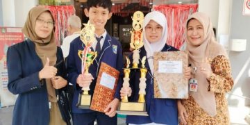 Dua Siswa SMP Muhammadiyah PK Solo Terima Penghargaan Disdik Kota Solo