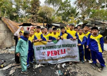 SDIT Muhammadiyah Manggeng Peduli Kunjungi Rumah Ibu Janda Miskin yang Tertimpa Musibah Kebakaran