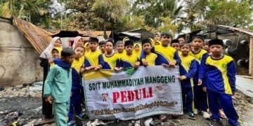 SDIT Muhammadiyah Manggeng Peduli Kunjungi Rumah Ibu Janda Miskin yang Tertimpa Musibah Kebakaran