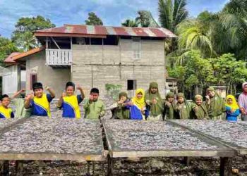 Kegiatan Industrial Visit SDIT Muhammadiyah Manggeng Kunjungi Usaha Ikan Asin Rumahan