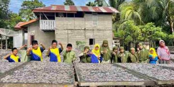 Kegiatan Industrial Visit SDIT Muhammadiyah Manggeng Kunjungi Usaha Ikan Asin Rumahan