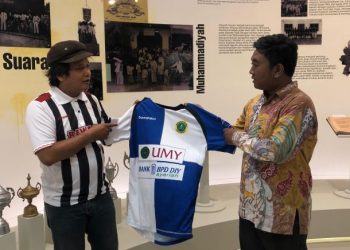 Sekretaris LPO Fajar Junaedi Serahkan Jersey PSHW ke Museum Muhammadiyah