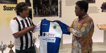 Sekretaris LPO Fajar Junaedi Serahkan Jersey PSHW ke Museum Muhammadiyah