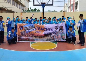 Peringati Hari Guru, Guru SMP Muhammadiyah PK Tarik Tambang Hingga Memasak