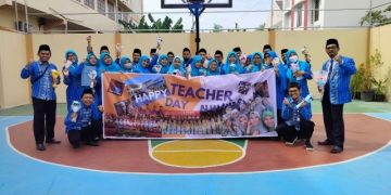 Peringati Hari Guru, Guru SMP Muhammadiyah PK Tarik Tambang Hingga Memasak