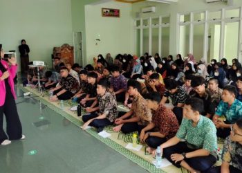 Training Publik Speaking di SMP Muhammadiyah PK Solo Bersama Coach Sara Neyrhiza