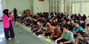 Training Publik Speaking di SMP Muhammadiyah PK Solo Bersama Coach Sara Neyrhiza