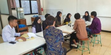 Mahasiswa Semester 1 Biokewirausahaan UMMAD Praktikum Mata Kuliah Fisiologi Tumbuhan