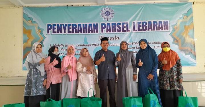 PDM Kota Madiun Bagikan 650 Parcel untuk Anggota Persyarikatan, Marbot Masjid dan Penggali Makam