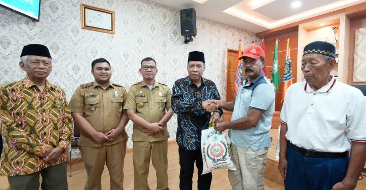 Serahkan 265 Paket Ramadan, Rektor: Alhamdulillah UMSU Pertahankan Akreditasi Unggul