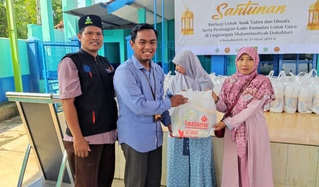 LazisMu Dukuhturi Berikan Kado Ramadhan untuk Para Guru