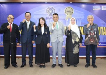 Dr Agustina berfoto bersama Promotor, Ko-promotor dan Penguji.